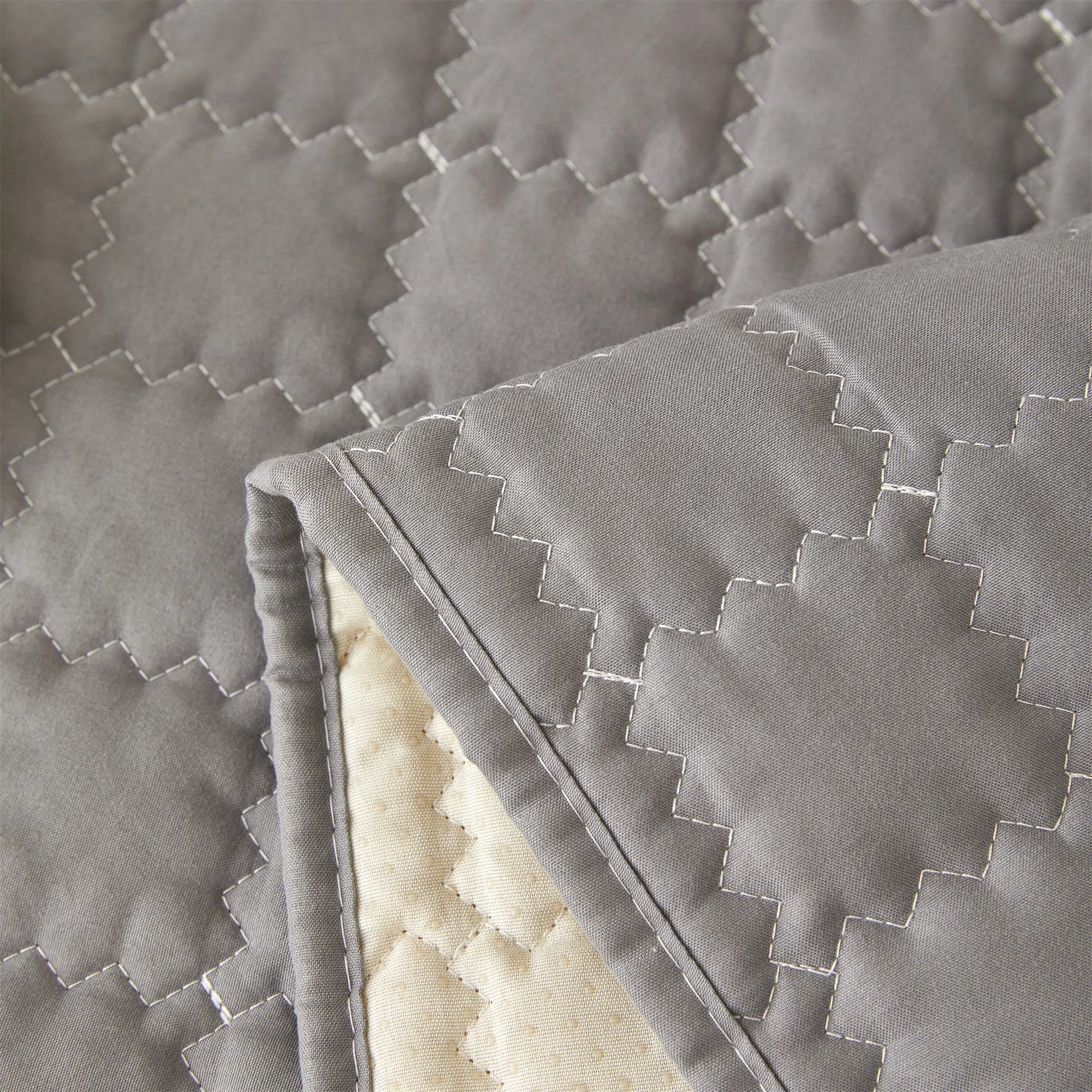 Pikowana narzutka na sofę antypoślizgowa – ochronny pokrowiec na kanapę | różne rozmiary