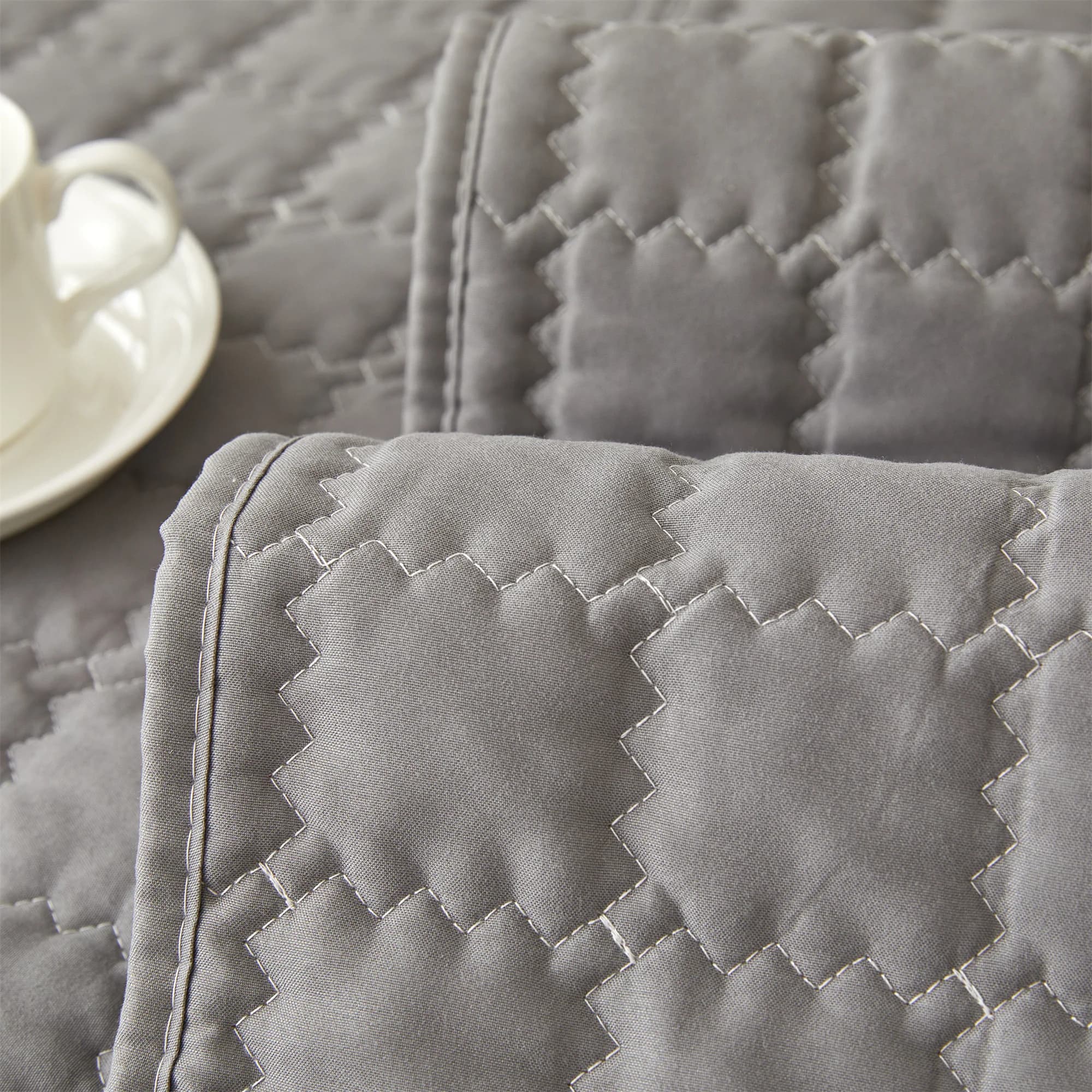 Pikowana narzutka na sofę antypoślizgowa – ochronny pokrowiec na kanapę | różne rozmiary