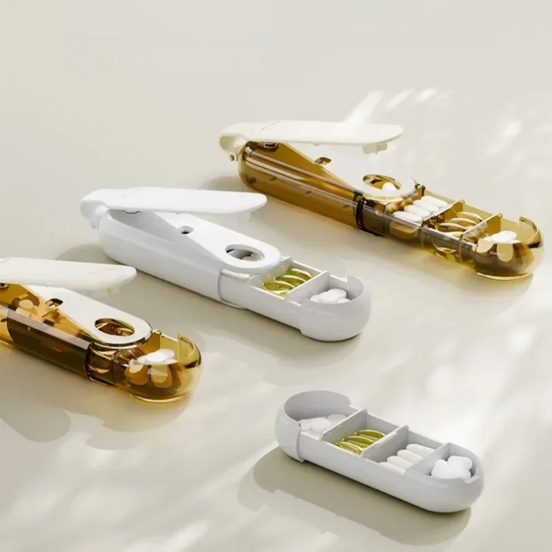 Przenośny dozownik i organizer na tabletki 2w1 – higieniczne wyjmowanie leków