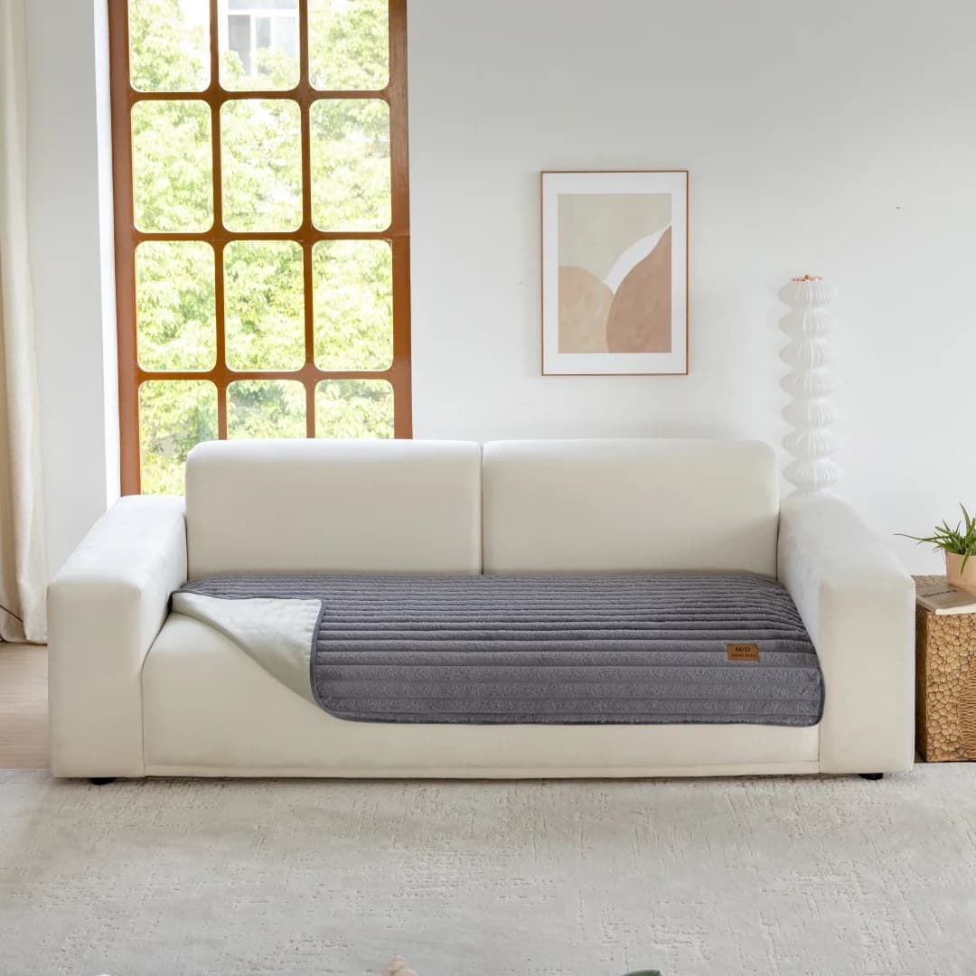 Puszysta narzutka na sofę antypoślizgowa – futerko typu faux rabbit | ciepły pokrowiec na kanapę