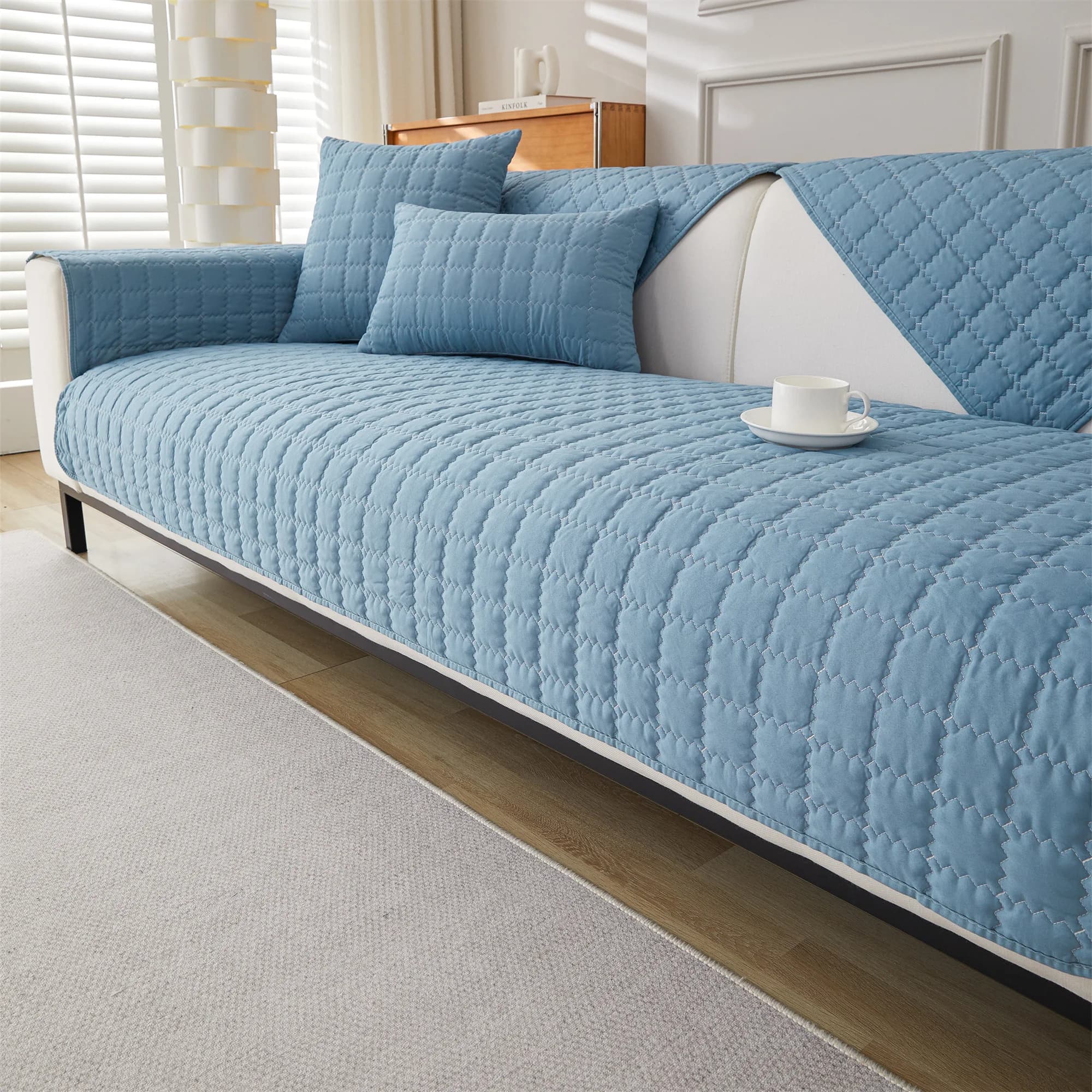 Pikowana narzutka na sofę antypoślizgowa – ochronny pokrowiec na kanapę | różne rozmiary