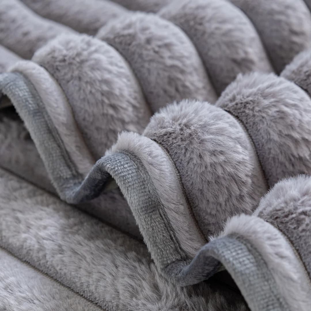 Puszysta narzutka na sofę antypoślizgowa – futerko typu faux rabbit | ciepły pokrowiec na kanapę