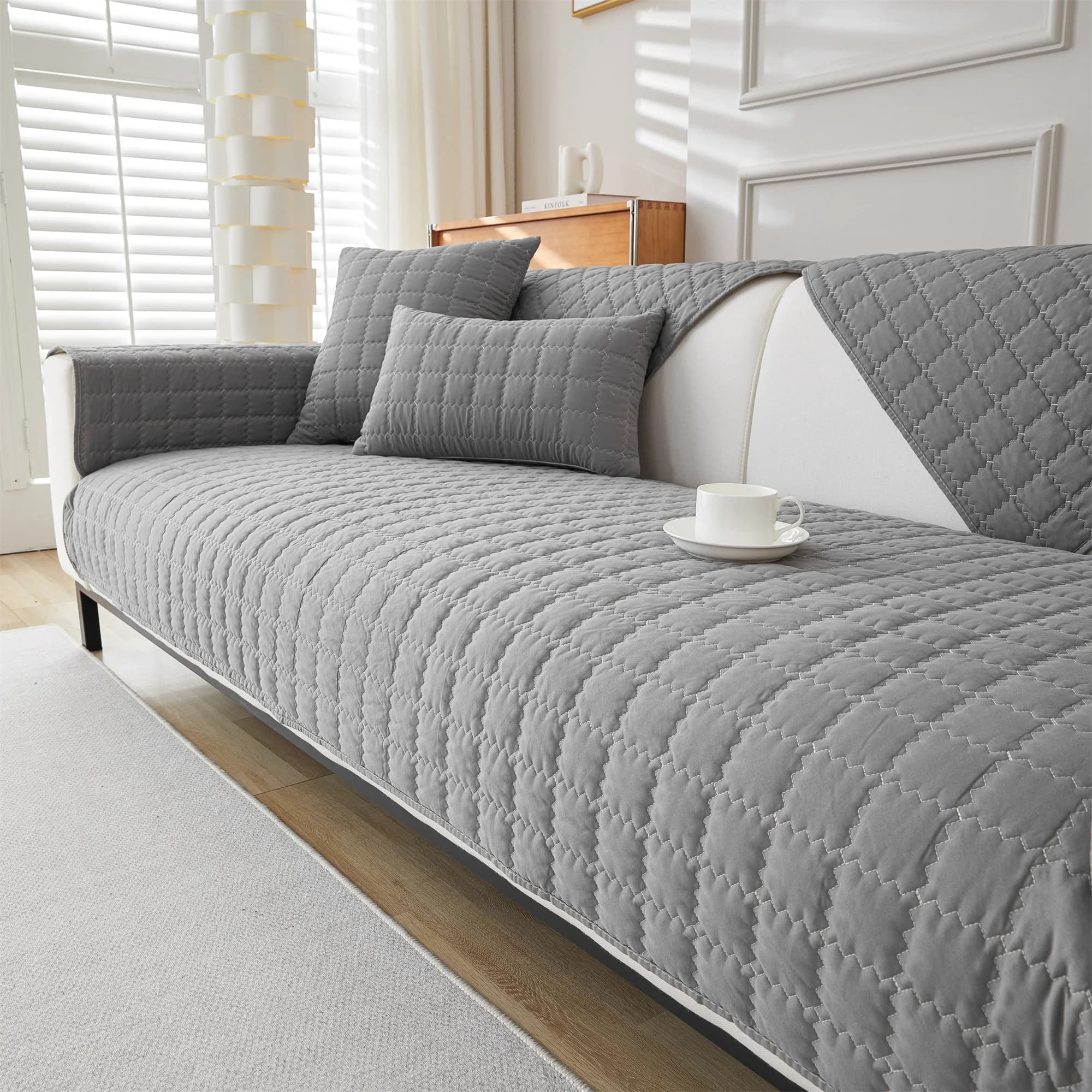 Pikowana narzutka na sofę antypoślizgowa – ochronny pokrowiec na kanapę | różne rozmiary