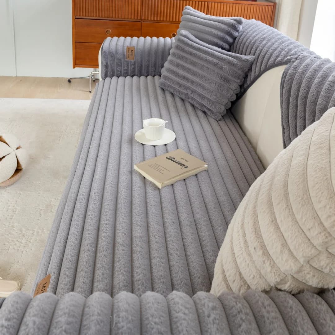 Puszysta narzutka na sofę antypoślizgowa – futerko typu faux rabbit | ciepły pokrowiec na kanapę