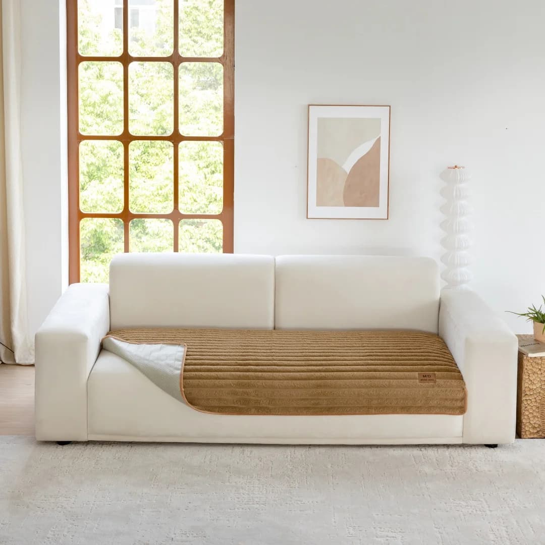 Puszysta narzutka na sofę antypoślizgowa – futerko typu faux rabbit | ciepły pokrowiec na kanapę