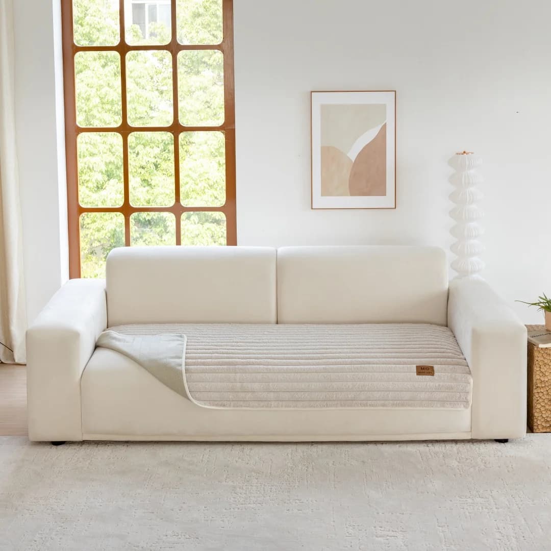 Puszysta narzutka na sofę antypoślizgowa – futerko typu faux rabbit | ciepły pokrowiec na kanapę